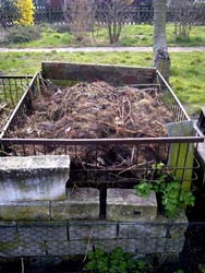 traditioneller offener Komposthaufen